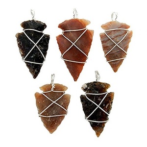 Colgante Feng Shui de punta de flecha envuelto en alambre de plata hecho a mano de inspiración Védica de alta calidad de la India como joyería de figurita espiritual - Product Image 1