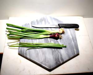 Tabla de cortar de mármol gris moderna con superficie elegante para uso doméstico y de hostelería - Product Image 1