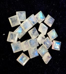 มูนสโตนสีรุ้งธรรมชาติ ทรงเหลี่ยม ขนาด 3 มม. ถึง 11 มม. เจียระไนเหลี่ยมเพชร คุณภาพดี สีฟ้าสดใส - Product Image 4