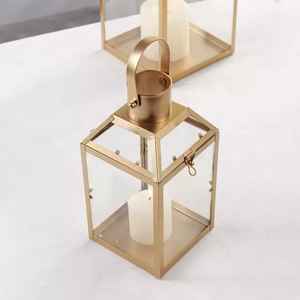 Bougeoir en métal doré avec verre, lanterne pour décoration intérieure ou mariage - Product Image 2