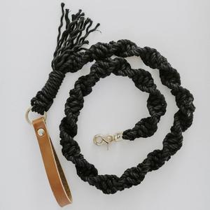 สายจูงสุนัขทำมือสวยงามสีดำแบบมาคราเม่ - Product Image 1