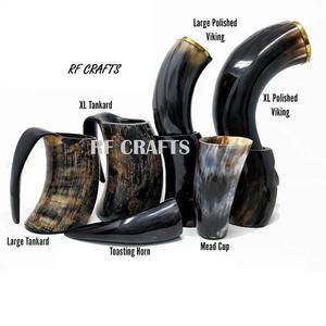 Chope à bière écologique en corne de bœuf naturelle avec base en bois, design contemporain pour la rentrée scolaire - Product Image 1