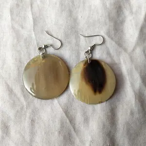 Boucles d'oreilles en corne véritable, bijoux en corne, 30mm - Product Image 1