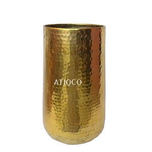 Vase de sol Atiqco en aluminium noir, design côtier moderne et élégant, pot de fleurs intelligent doré, dernière collection en vente - Product Image 6