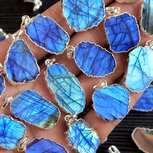 Colgante de labradorita con forma de Buda, collar de labradorita azul, piedra de labradorita - Product Image 4