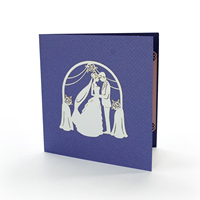 Carte de vœux 3D pop-up pour mariage avec couple sous une arche florale, robe rouge, finition mate, invitation de haute qualité