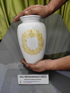 BRASSWORLD INDIA's Aluminio Pintado a mano Reconfortante Jesús Brazo Cremación Urna para cenizas Suministros funerarios - Product Image 4