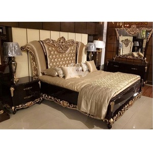 Ensemble de chambre à coucher, finition en bois de teck, meuble Baroque, marron brillant, lit doré classique, avec étagères de nuit, 4 pièces - Product Image 1