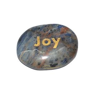 Pierre ovale gravée personnalisée Sodalite Joy sculptée pour la guérison Pierre minérale unique faite à la main - Product Image 1