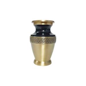 Petite urne souvenir en laiton marron gravée à la main Mini urne funéraire pour cendres humaines et animales Décorations commémoratives en métal - Product Image 4