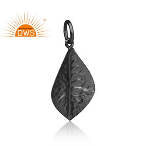 Colgante de pétalo martillado a mano, joyería de diseño, al por mayor, negro sobre plata 925, proveedor de joyería - Product Image 2