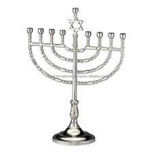 Candelabro decorativo de aluminio hecho a mano con Menorah dorada de diseño moderno para el hogar para caja de decoración de Pascua embalada - Product Image 6