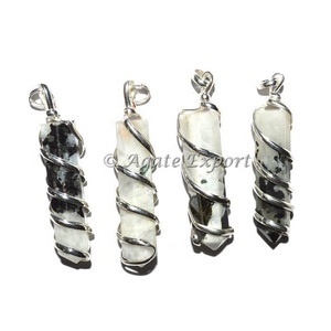Compre al por mayor Arco Iris piedra lunar envoltura lápiz colgantes tallado ágata piedra preciosa escultura amor religioso grabado decoración del hogar - Product Image 1
