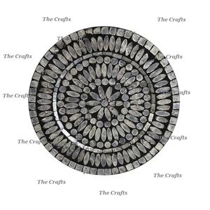 Ensemble de deux assiettes de chargeur de forme ronde faites à la main en bois et nacre assiette de chargeur de travail sous assiette en vrac - Product Image 5