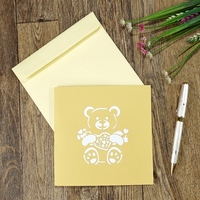 Tarjeta de San Valentín 3D Pop-Up con Oso de Peluche Sosteniendo un Corazón Rojo, Diseño Recortado, Acabado Mate, Tarjeta de Felicitación de Papel