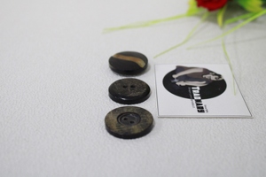 Bouton en corne de buffle naturel fait à la main en forme circulaire et motif imprimé en noir et marron Boutons de vêtement Tradnary - Product Image 4