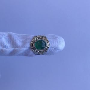 แหวนพลอยออนิกซ์สีเขียวธรรมชาติทรงหลังเบี้ย งานแฮนด์เมด ดีไซน์แบบชาติพันธุ์ เงินแท้ 925 ประดับพลอย พร้อมใบรับรอง IGI เครื่องประดับงานแต่งงาน ขายส่ง - Product Image 2
