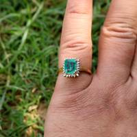 Bague de mariage artisanale en or 18 carats avec émeraude naturelle sertie clos, design classique moderne, certifiée IGI, vente en gros de bijoux