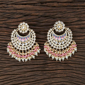 Pendiente de Meenakari de aspecto rico hecho a mano, Indo occidental, chapado en oro, 104735 de joyas Kanhai, al mejor precio - Product Image 3