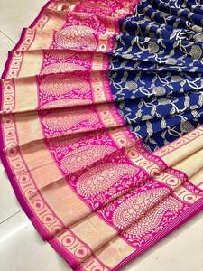ผ้าไหมชารีสีน้ำเงินกรมท่าขอบสีชมพูเข้ม ลวดลายจาการ์ดหรูหราบนผ้าซารีทุกแบบสำหรับผู้หญิง พร้อมงานปักเลื่อมที่ขอบเสื้อ RoyalExpory - Product Image 4