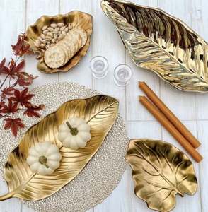 Plateau et plateau de service de nourriture classique en métal gris avec design élégant en forme de feuille, parfait pour une utilisation sur table d'hôtel - Product Image 5