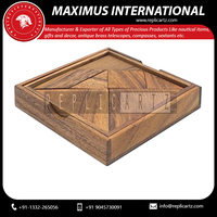 Handgefertigtes Holzwürfelspiel-Set mit Schüttelbecher Tic Tac Toe Brettspiel Dekoratives Nippes-Spielzeug für Kinder und Erwachsene