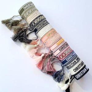 สร้อยข้อมือมิตรภาพทอมือที่ทำขึ้นเพื่อคุณโดยเฉพาะ - Product Image 1