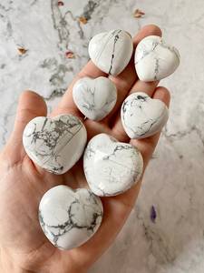 Haute qualité poli Howlite cristal coeur pierres blanc Howlite Agate coeurs gonflés beaux articles d'artisanat fabriqués - Product Image 4
