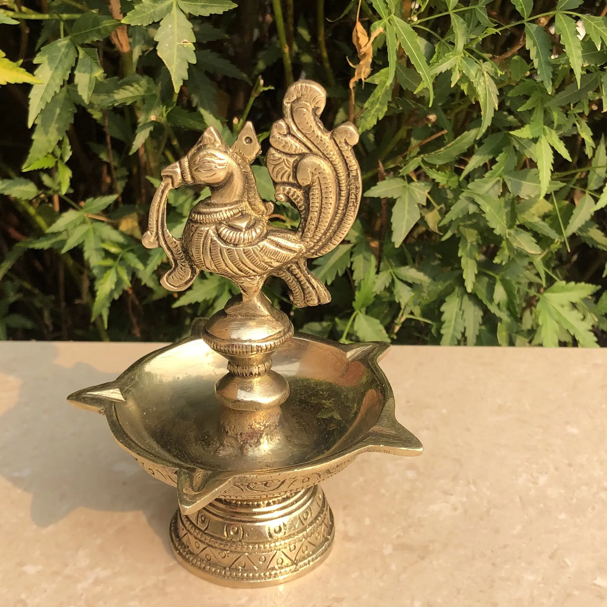 โคมไฟน้ำมันอินเดียนกทำในโลหะทองเหลือง Diya สำหรับตกแต่งเทศกาล Diwali ในโบราณเสร็จแล้ว