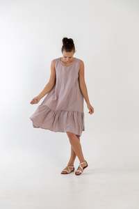 Robe en lin sexy pour fille, rose pâle, tendance, dernier design, couleur gris, tissu crêpe, col bateau, sans manches, longueur genou. - Product Image 3