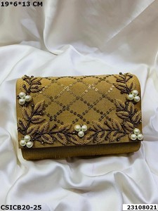 Pochette élégante rose perlée avec broderie de perles et bandoulière chaîne pour soirée, ornée de pierres, style designer, travail zari, à porter en bandoulière - Product Image 3