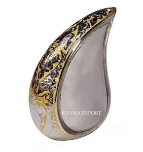 LAITON GRAVÉ LA PLUS BELLE URNE DE CRÉMATION EN GOUTTE DE LARME GRAVÉE URNE DE CRÉMATION UNIQUE EN MÉTAL DE QUALITÉ SUPÉRIEURE POUR CENDRES HUMAINES en VENTE - Product Image 1