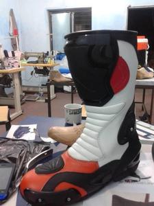 รองเท้าบูทมอเตอร์ไซค์หนังสำหรับนักขี่มืออาชีพ รุ่นกันน้ำ ระบายอากาศได้ดี ไซส์ใหญ่พิเศษ สำหรับทุกเพศ - Product Image 5