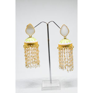 Pendientes de aro Jhumka con incrustaciones de piedras de latón con acabado dorado mate tradicional pintado a mano de última moda 2026 para niñas y mujeres - Product Image 1