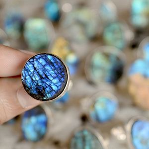 Bague unisexe en labradorite naturelle drusée style bohème, multi-feu, avec revêtement argenté, vente en gros - Product Image 5