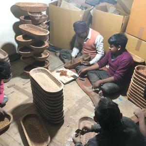 Plateau rond de service petit déjeuner en bois naturel, fait à la main, avec poignée en métal et bordure. (taille 28x28x9 cm), 1 pièce - Product Image 6
