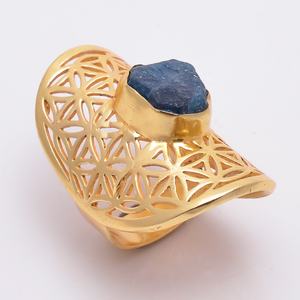 Bague en pierres précieuses Apatite de néon brut, bijoux en laiton plaqué or, bijoux français - Product Image 1