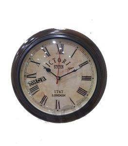 Horloge murale en bois à cadre en acier poli brun au design antique motif numérique à quartz pour ferme salon chambre bureau - Product Image 3
