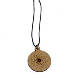 Design Triangle Sur Pendentifs En Bois Gravé Avec Pierre De Cornaline Rouge Fournisseur Pierre De Poche Gravée Acheter maintenant - Product Image 1