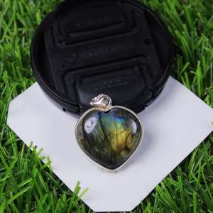 Increíble colgante de bisel de corazón de labradorita amarilla Natural, joyería de piedras preciosas superpuestas de plata con colgantes sueltos chapados en plata - Product Image 1