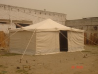 Tenda BC kanvas tahan air Kuwaiti mewah untuk pesta piknik Kemah gurun luar ruangan tenda gurun Tengah