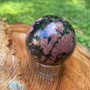 Vente en gros de belles boules de pierres précieuses féeriques en rhodonite et cristal naturel pour la décoration de la maison, la méditation, la métaphysique et polie - Product Image 3