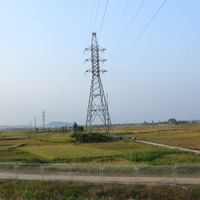 Tour en treillis d'acier pour transmission électrique, matériau SS400/Q235, galvanisation à chaud, norme JIS/ASTM, hauteur 60-180m