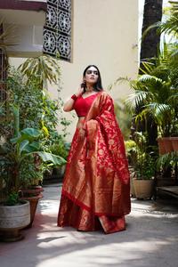 ชุดงานแต่งงานของชาวอินเดียสีแดงสวย,ชุดหรูหราทำจากผ้าไหมสีทอง Zari ทอผ้า Lehenga Choli สำหรับสุภาพสตรีในอัตราขายส่ง - Product Image 3