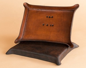 Plateau de service en cuir gravé sur mesure, rectangulaire, minimaliste, fait main, vaisselle et assiettes pour mariage - Product Image 2