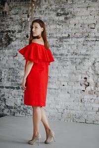 Robe Courte Rouge en Crêpe de Lin à Volants et Épaules Dénudées pour Femme – Coupe Ample, Tissu Respirant, Style Pompon, Idéale pour l'Été et les Occasions Formelles - Product Image 2