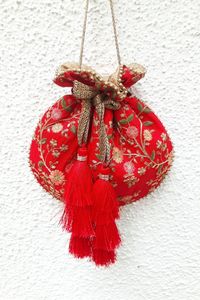 2022 rouge Resham autruche motif velours de soie élégant Zari broderie Potli sac Latcan pour les fêtes et les mariages - Product Image 2