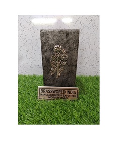 Urne en aluminium avec applique de rose, style américain, articles funéraires Brassworld India - Product Image 1