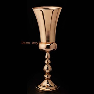 Vase trompette en aluminium doré, haut de gamme - Product Image 1