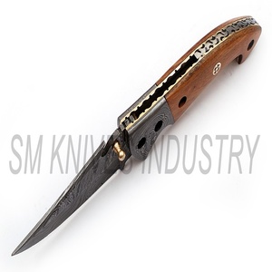 Navaja de bolsillo de acero de Damasco hecha a mano con mango de madera de olivo negro, cierre Liner Lock, plegable, OEM, alta calidad, grado industrial. - Product Image 3